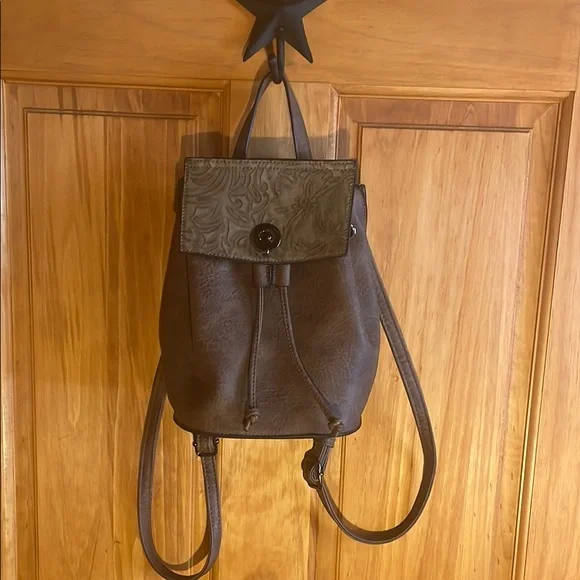 LIZ SOTO Abby Convertible
Crossbody/Backpack/Brown, EUC - Picture 4 of 12